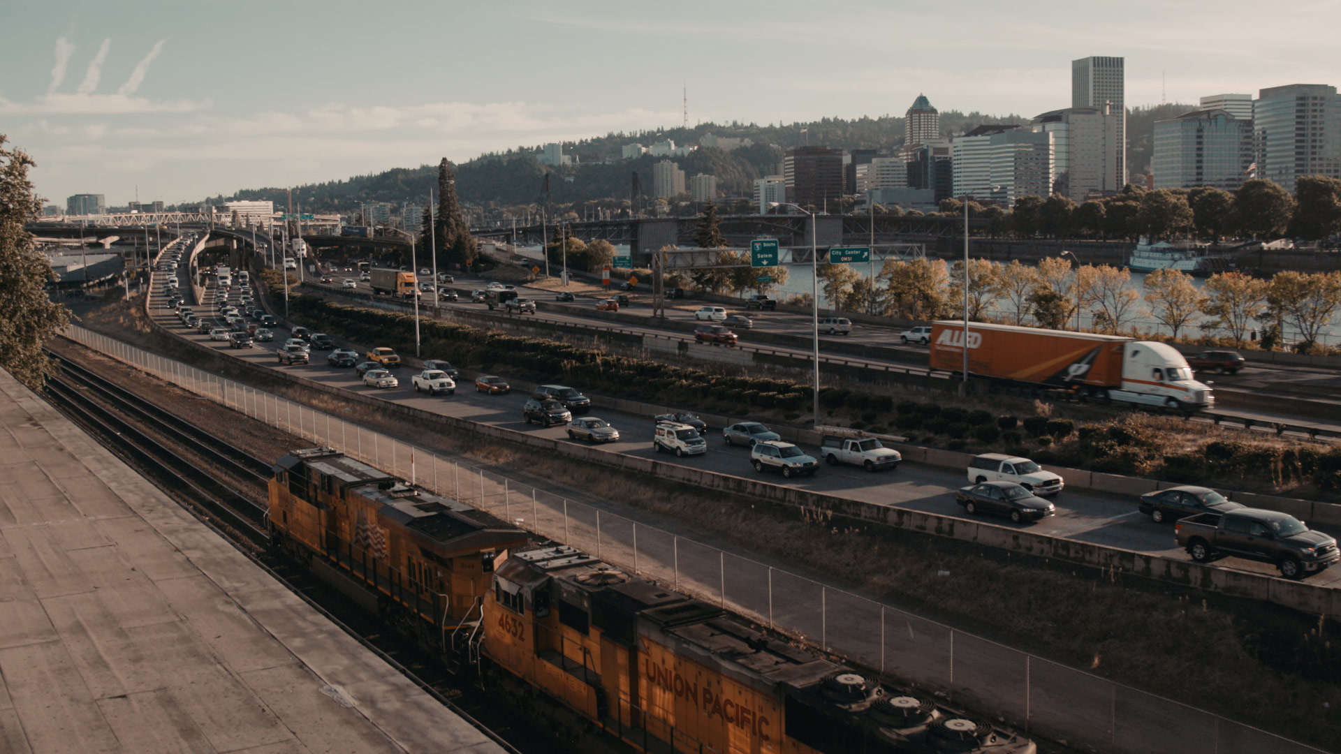 Traffic on a highway in Portland, Oregon.